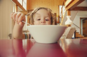 Il bambino divertente mangia i frutti organici. Alimentazione sana dei  pasti per i bambini. I bambini